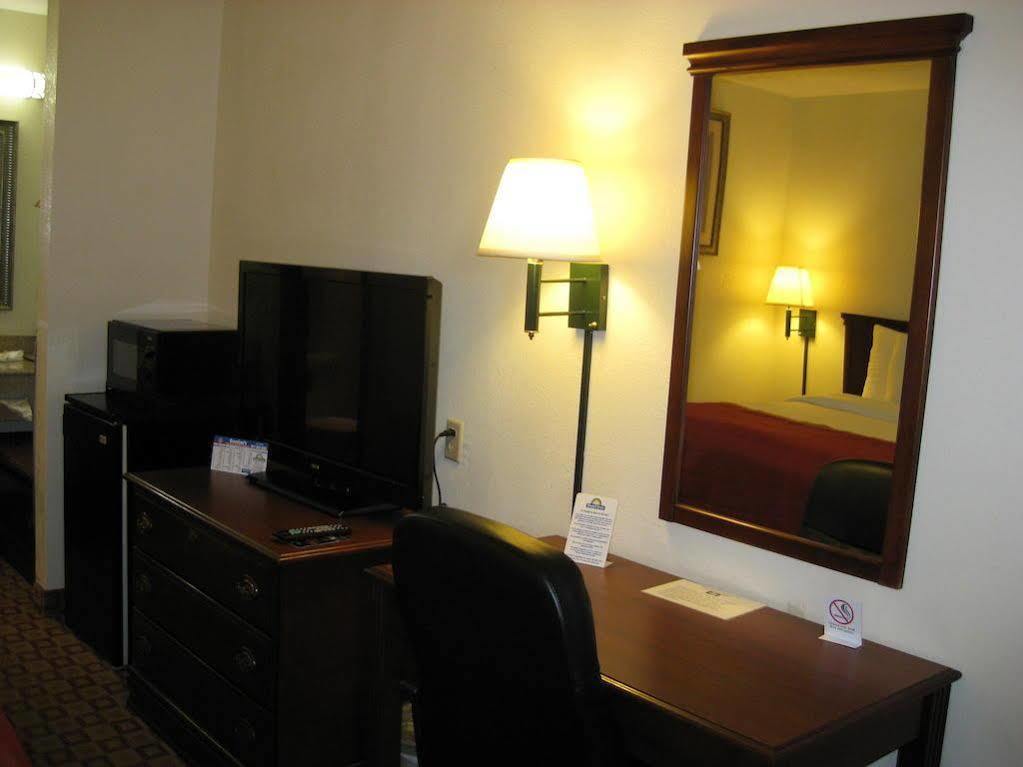 Days Inn By Wyndham Bloomington Kültér fotó