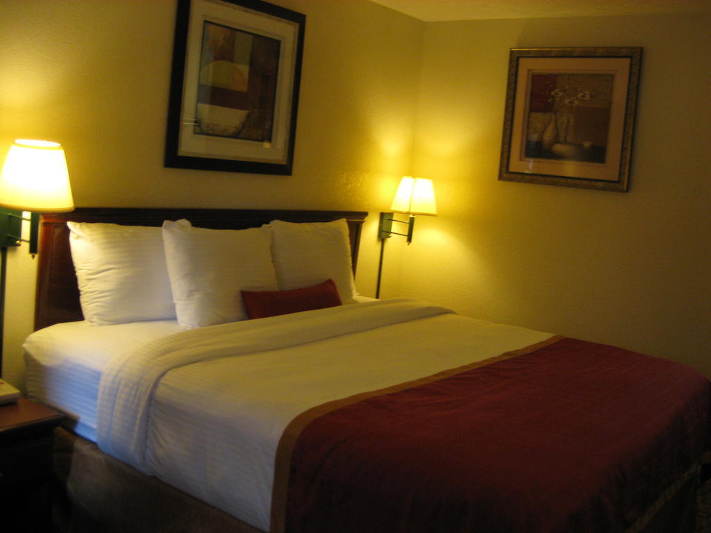 Days Inn By Wyndham Bloomington Kültér fotó